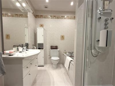 EN SUITE BATHROOM/WC